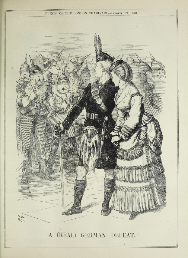 Zwei Personen stehen vor einer Menge, eine hält einen Stock, auf einer markierten Fläche, die einen deutschen Sieg anzeigt.