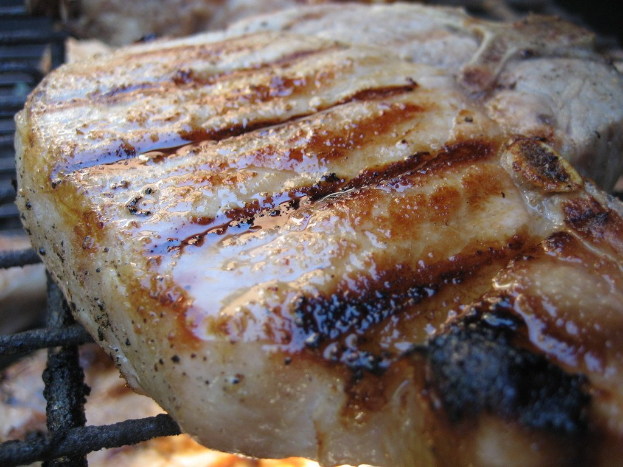 Gegessenes auf einem Grill.