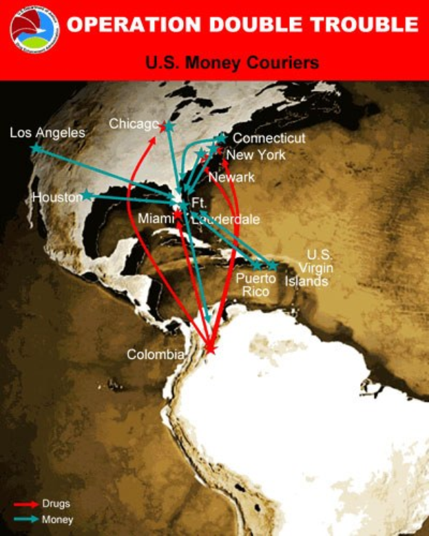 Plakat mit der Aufschrift "Operation Double Trouble: US-Geldkurier" mit einer Karte der USA, die in zwei Abschnitte unterteilt ist, einer für die Routen der US-Geldkurier und einer für die Standorte der Geldkurier, mit fetter schwarzer Schrift in einem weißen Rand.