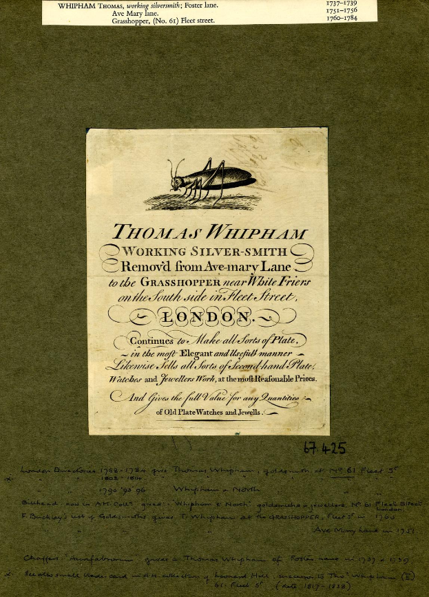 Ein abgenutztes Buch mit einer detaillierten Illustration einer Grille auf dem Cover, das handgeschriebene Texte auf den darunterliegenden Seiten enthält.