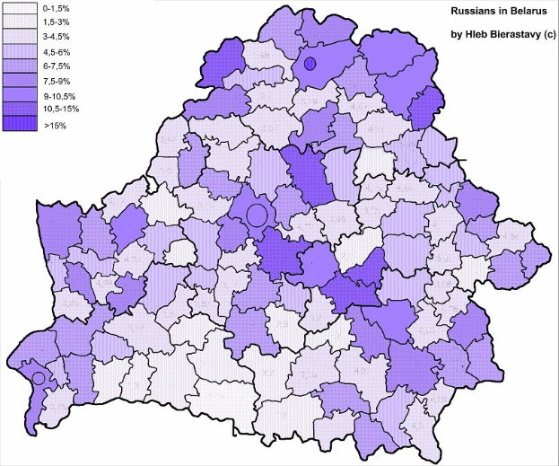 Eine Karte von Belarus mit farbcodierten Regionen, die die Bevölkerungsanteile anzeigen, sowie einen Strichcode und Text auf der linken Seite.