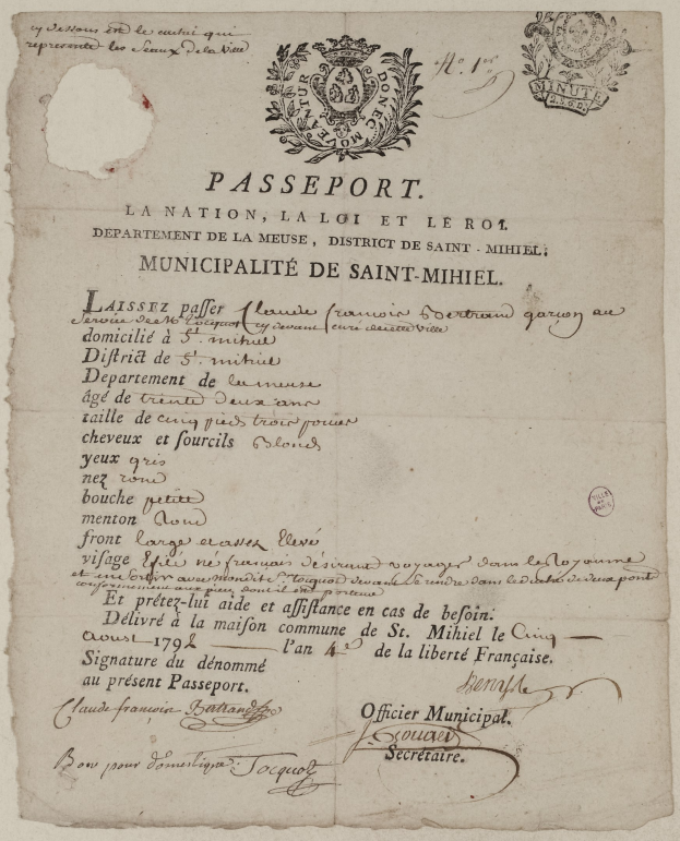 Ein Schwarz-Weiß-Pass mit einem Mannsgesicht, Text und einem Logo oben.