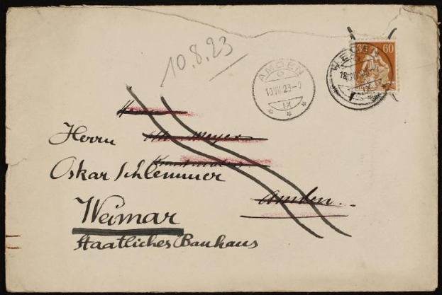 Eine alte Postkarte aus Deutschland mit schwarzem Hintergrund, die Text und zwei Stempel zeigt, von denen einer "Weimar" lautet.