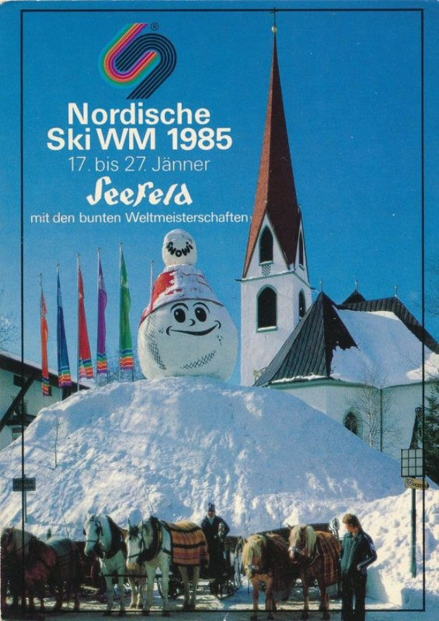 Plakat für die Nordischen Ski-Weltmeisterschaften 1985 in Seefeld, Schweiz, das eine schneebedeckte Landschaft mit Skifahrern, Pferden, Stangen, Fahnen, Gebäuden, Bäumen und Text zeigt.