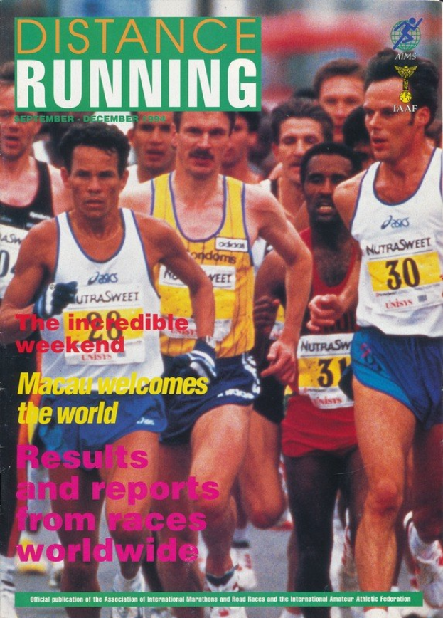 Ein Magazin-Cover mit der Überschrift "Langstreckenlauf", das eine Gruppe von Menschen zeigt, die bei einem Marathon laufen, vor einem hellblauen Himmel mit weißen Wolken, in Sportkleidung und buntem Schuhwerk.
