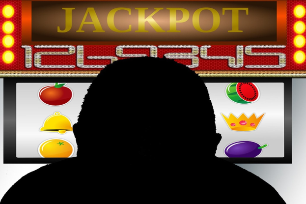 Ein Mann spielt an einem Slot-Automaten mit der Anzeige "Jackpot", umgeben von einer Tafel mit Text und Fruchtbildern, die auf ein Online-Casinospiel hinweist.