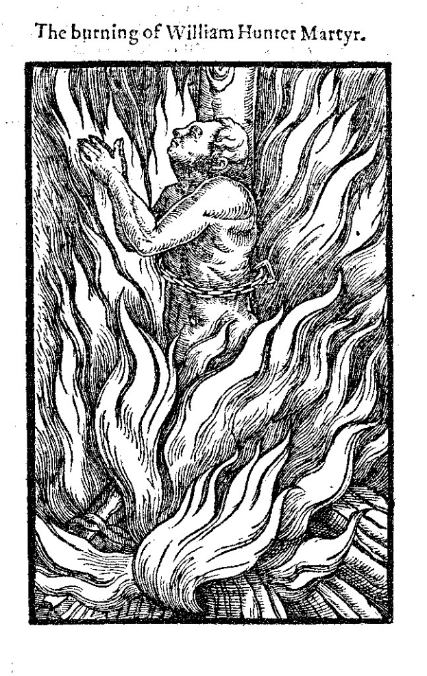 Schwarze und weiße Zeichnung einer Person, die von hellorange-gelben Flammen umgeben ist, mit zusammengeklappten Händen und geschlossenen Augen, beschriftet mit 'Die Verbrennung von William Hunter Märtyrer' in fetter schwarzer Schrift.