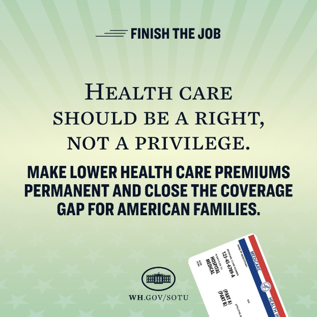 Ein Plakat mit der Aufschrift "Beende den Job: Gesundheit sollte ein Recht sein, nicht ein Privileg" und einer Karte mit der Aufschrift "Mache niedrigere Gesundheitskosten dauerhaft und schließe die Versorgungslücke für amerikanische Familien."