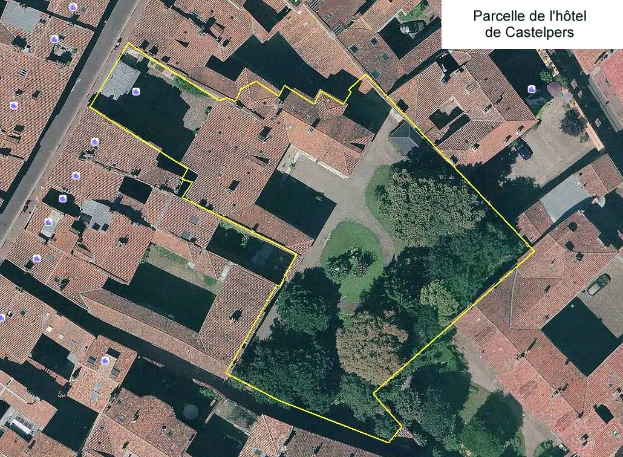 Luftaufnahme einer Stadt mit Gebäuden, Bäumen und Gras, mit einer Karte oben rechts und einer gelben Linie, die den Standort eines Hotels markiert.