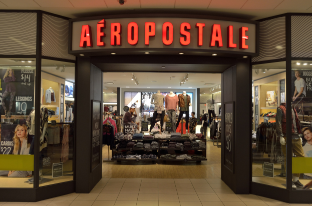 Aeropostale-Laden im Einkaufszentrum mit Kleiderpräsentationen, Schaufensterpuppen, Werbetafeln, Glaswänden und Beleuchtung, der im Juni geschlossen wird.