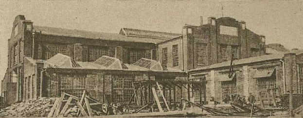 Schwarz-weiß-Fotografie der Sydney Central Railway Station im Bau, mit Holzmaterialien, einem Wagen und einem Himmel-Hintergrund, mit dem Stationsnamen am unteren Rand aufgedruckt.