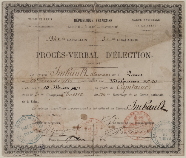 Altes Dokument mit zwei Stempeln, das wie eine Wahlurne mit handgeschriebener Text aussieht.