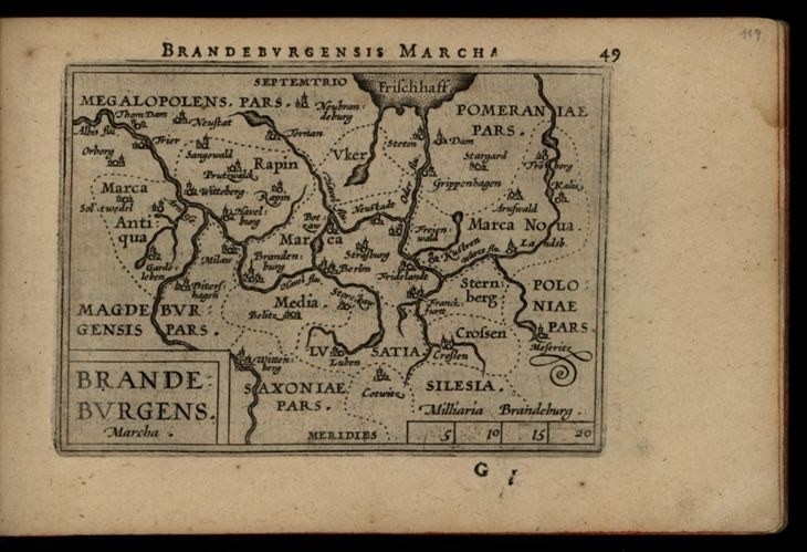 Altes Buch mit einer detaillierten Karte der Brandenburg-Region Deutschlands auf einem schwarzen Hintergrund, einschließlich geografischer Merkmale und Text über die Region.