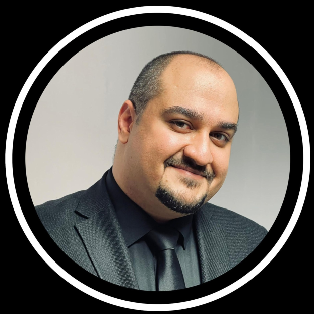 Ein Mann im Anzug und mit Krawatte vor einem schwarzen Hintergrund, betitelt mit "Anwalt in New York City."