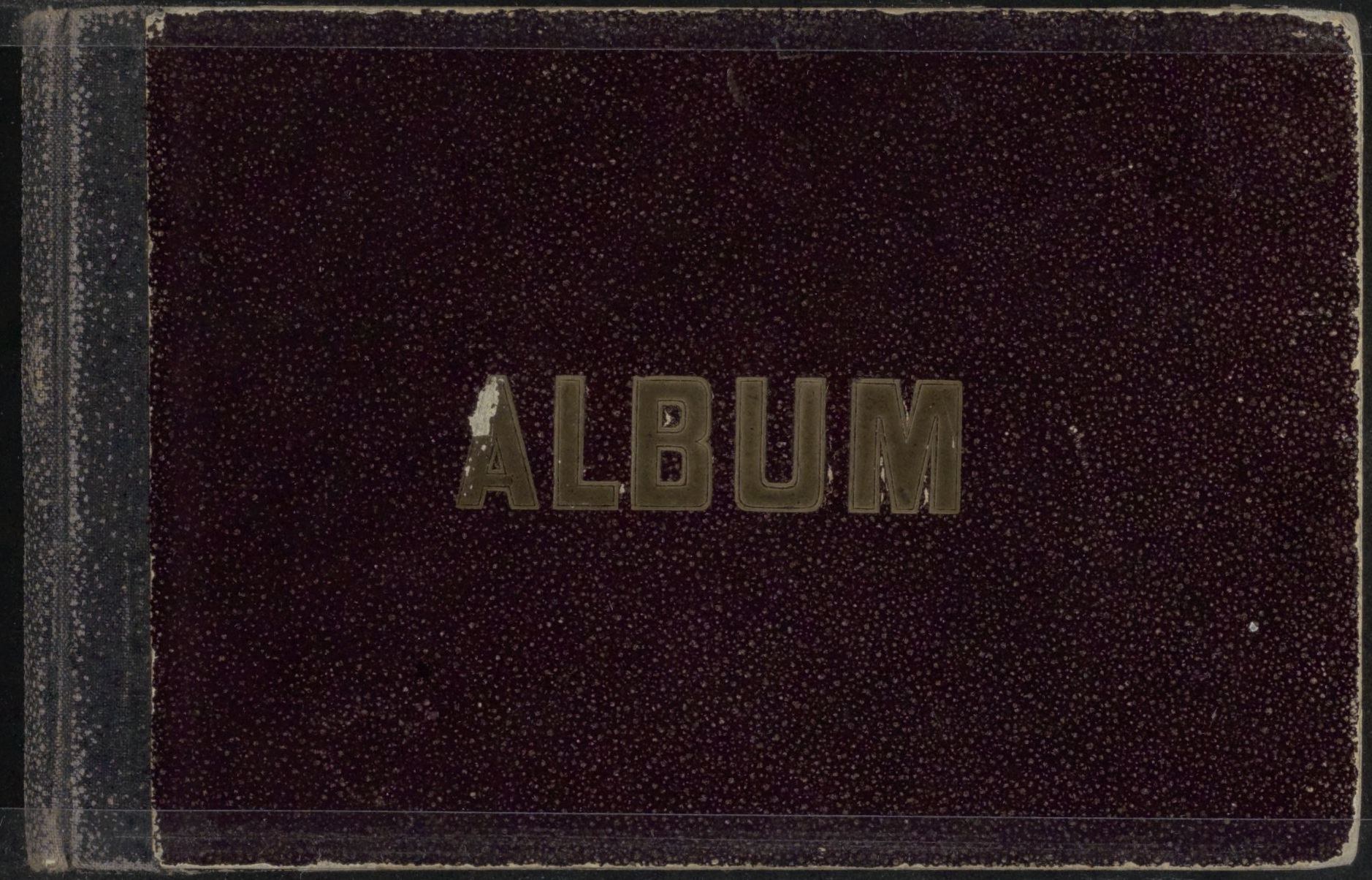 Albumcover mit dem Wort 'Album' in weißer Schrift auf schwarzem Hintergrund.