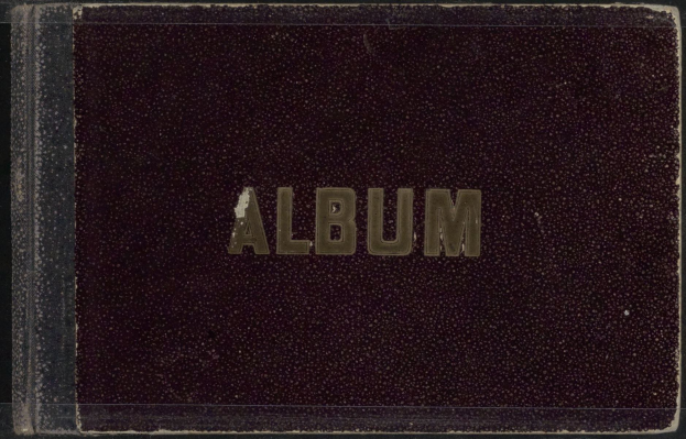 Albumcover mit dem Wort 'Album' in weißer Schrift auf schwarzem Hintergrund.