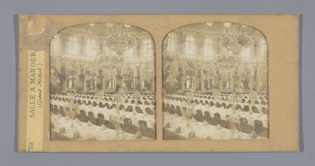 Altes Foto eines prächtigen Hotelballsaals mit Tischen, Kronleuchtern und Fenstern, das ein Schild mit der Aufschrift "Sale a Manger, Grand Hotel" links zeigt.