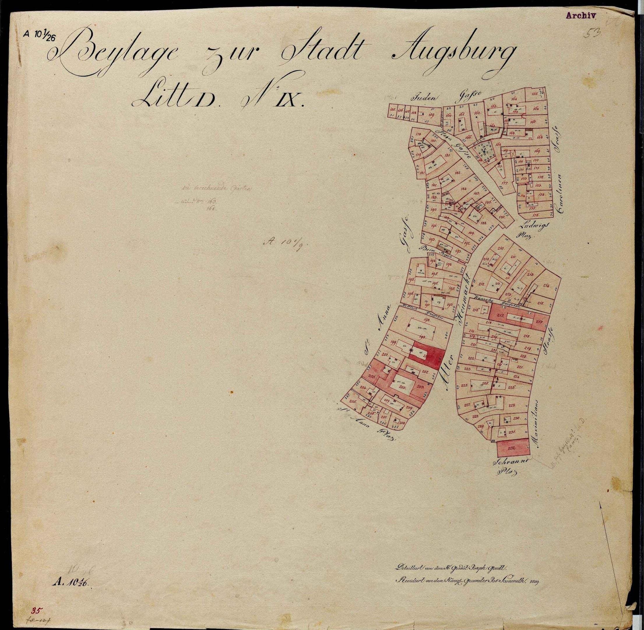 Ein detaillierter Stadtplan von Augsburg aus einem alten Buch, der Straßen, Gebäude und Sehenswürdigkeiten mit begleitendem Text zeigt.