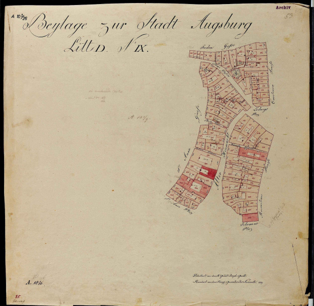 Ein detaillierter Stadtplan von Augsburg aus einem alten Buch, der Straßen, Gebäude und Sehenswürdigkeiten mit begleitendem Text zeigt.