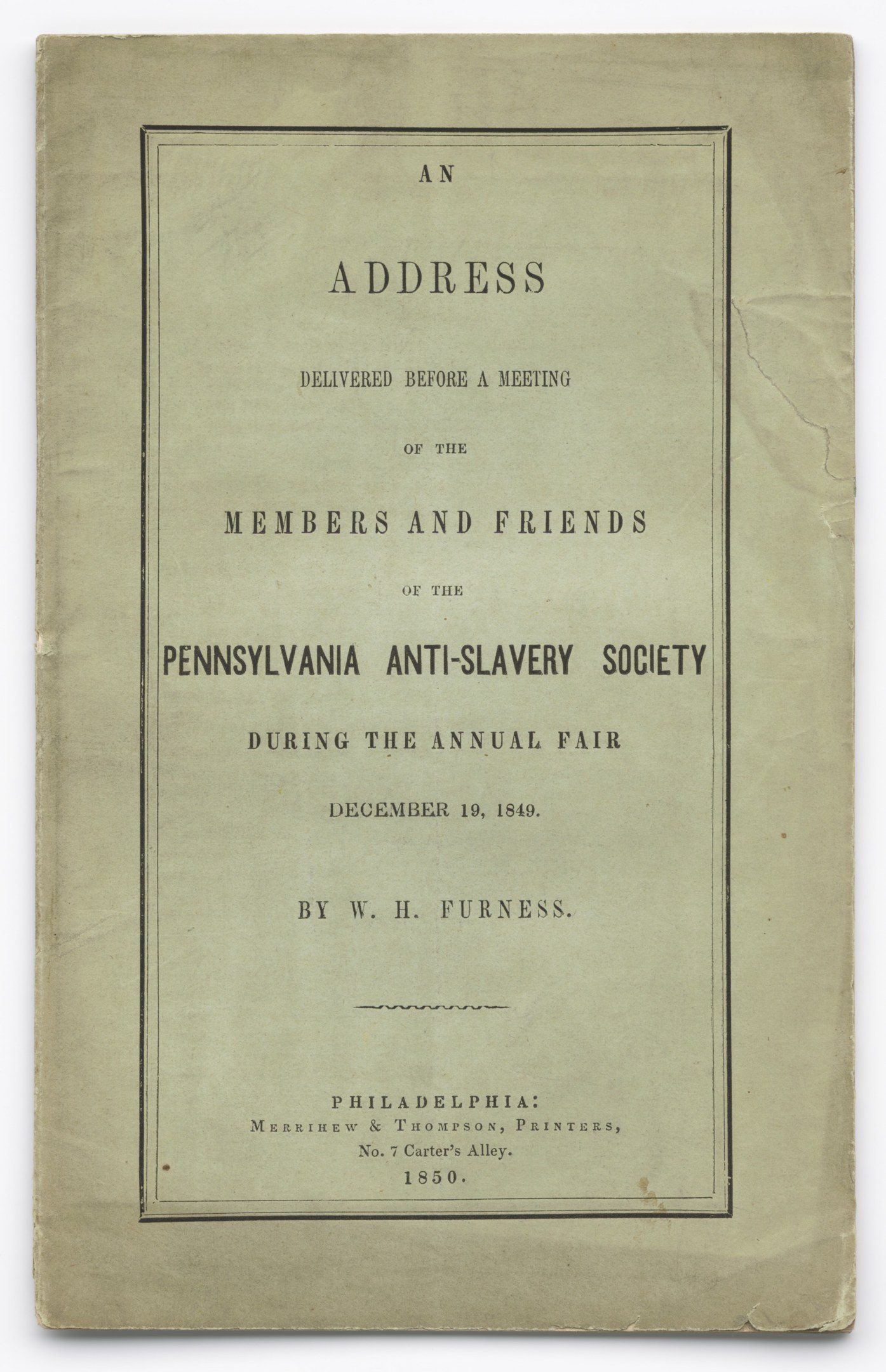 Ein Buch mit dem Titel 'Eine Ansprache vor einer Versammlung der Mitglieder und Freunde der Pennsylvania Anti-Slavery Society während der jährlichen Messe' ist auf einer Seite mit schwarzem Text offen.