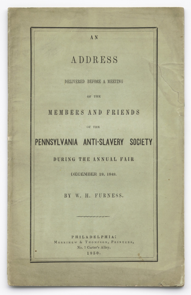 Ein Buch mit dem Titel 'Eine Ansprache vor einer Versammlung der Mitglieder und Freunde der Pennsylvania Anti-Slavery Society während der jährlichen Messe' ist auf einer Seite mit schwarzem Text offen.