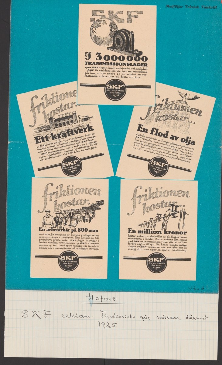 Ein altes Buch mit losen Papieren, die handgeschriebene Texte enthalten, übereinandergestapelt.