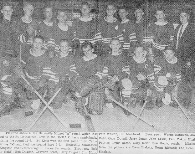 Ein Schwarz-Weiß-Foto einer Eishockeymannschaft, einige stehen, einige sitzen, alle halten Hockeystöcke, mit Text unten.