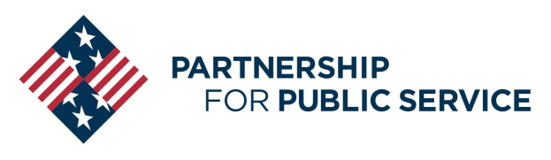 Ein Logo mit den Worten "Partnership for Public Service" in fetter, schwarzer Schrift auf weißem Hintergrund, mit einem blauen Kreis mit einem weißen Stern in der Mitte, umgeben von einem weißen Rand und einem blauen und weißen Banner mit dem gleichen Text.