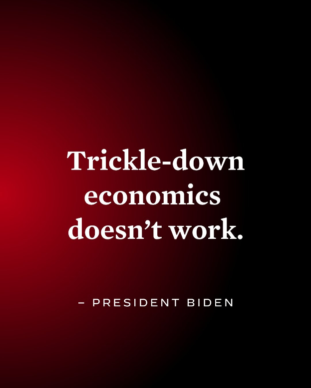 Plakat mit fetter schwarzer Schrift "Trickle-Down Economics Works Not" auf einem weißen Hintergrund, eingerahmt von einem schmalen schwarzen Rand, begleitet von einem Zitat von Präsident Biden.