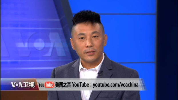 Ein chinesischer Nachrichtensprecher in Anzug und Krawatte erscheint auf einem Fernseher mit Text unten und einem blauen Hintergrund.