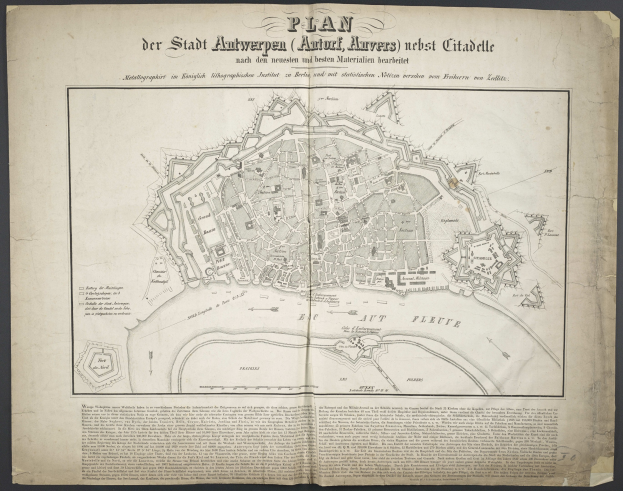 Eine detaillierte Karte von Berlin auf dem Cover eines alten Buches mit begleitendem Text über die Bevölkerung, Landmarks und Straße.