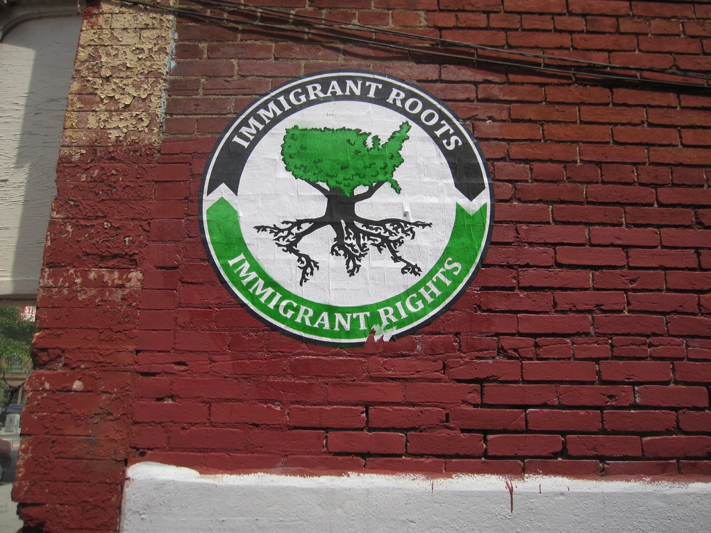 Ein Plakat, das an einer Backsteinwand angebracht ist.