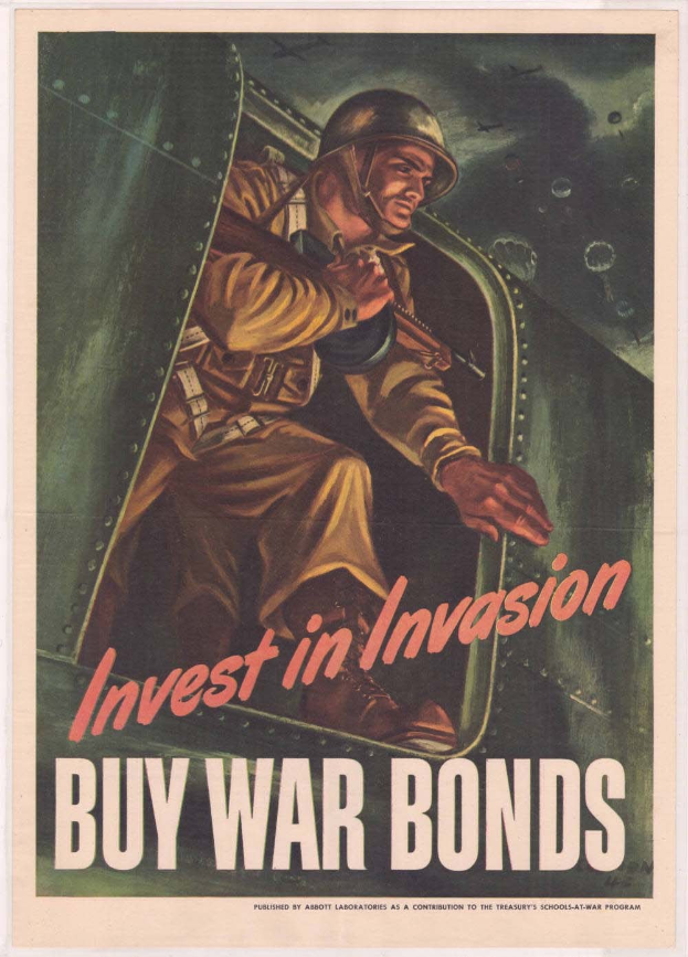 Ein Plakat mit einem Soldaten in Helm und Militäruniform, der eine Waffe hält, mit der Aufschrift "Investieren Sie in die Invasion, kaufen Sie Kriegsanleihen" darüber, die eine entschlossene Miene ausdrückt.