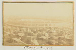 Alte Schwarz-Weiß-Fotografie eines Stadions in städtischer Umgebung, umgeben von Gebäuden, Bäumen und Strommasten, mit Text unten.