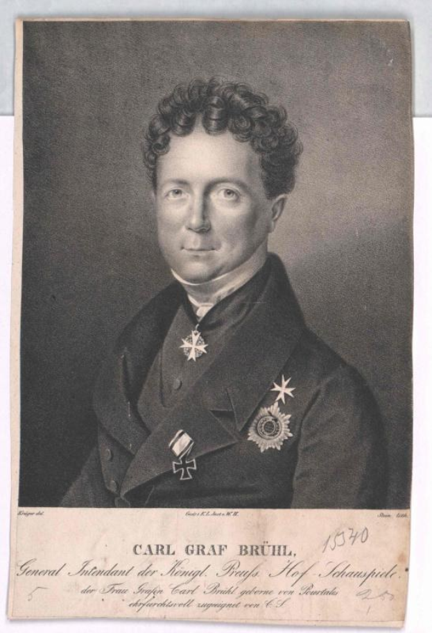 Schwarzes und weißes Porträt von Carl Graf Bruhl, einem General des Deutschen Reichs, in einem mit Medaillen geschmückten Mantel, mit Text auf einem Papier unten.