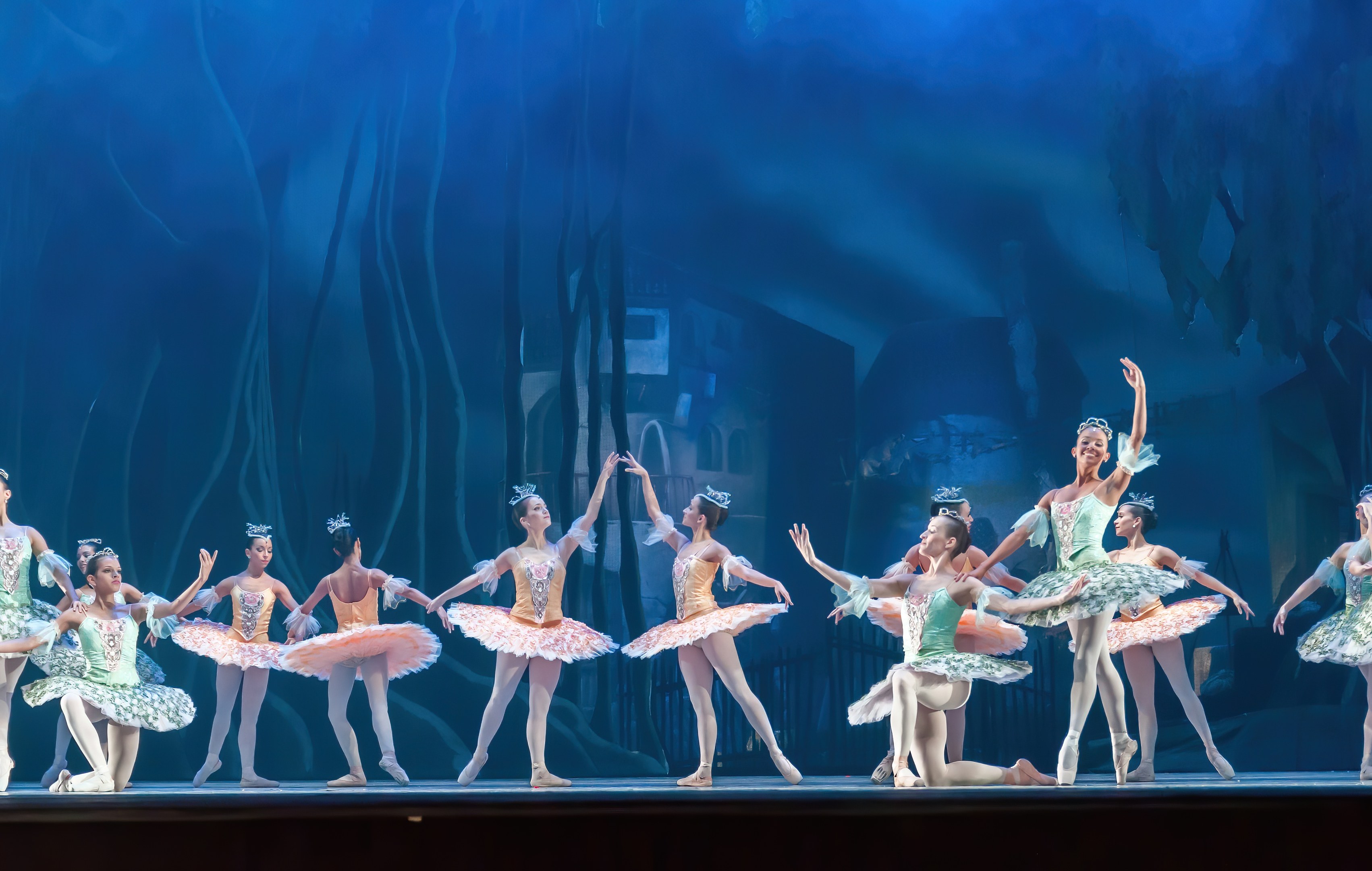 "Theater des Estrada-Liedes" des Zentrums für Ästhetische Erziehung von Kindern der Region Nizhny Novgorod wird vor Beginn der "Nussknacker"-Vorstellung im Nizhny Novgorod TYUZ am 1. Juni auftreten