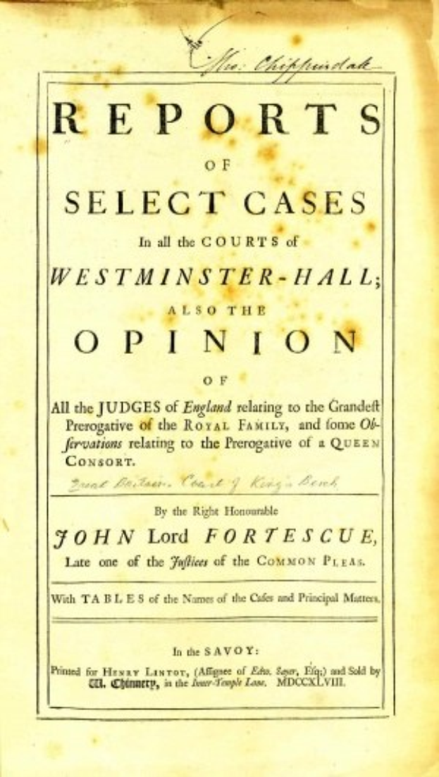Titelblatt eines alten Buches mit dem Titel 'Berichte über ausgewählte Fälle in den Gerichten von Westminster-Hall sowie die Meinung von John Lord Fortescue' mit einer offenen Seite, die schwarzen Text zeigt.