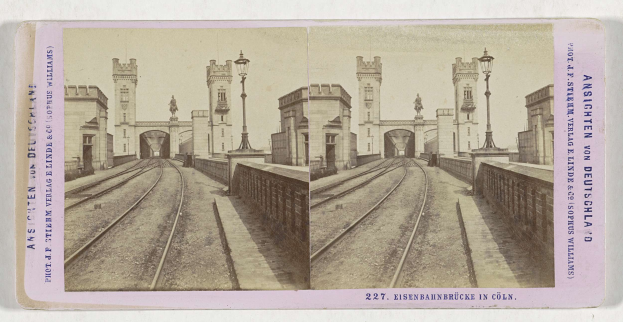 Schwarz-we├čes stereoskopisches Foto einer Eisenbahnschiene mit der Eisenbahnbrücke in K├Âln, Deutschland, mit Eisenbahnschienen, W├Ąnden, Pfosten, Statuen und Text.