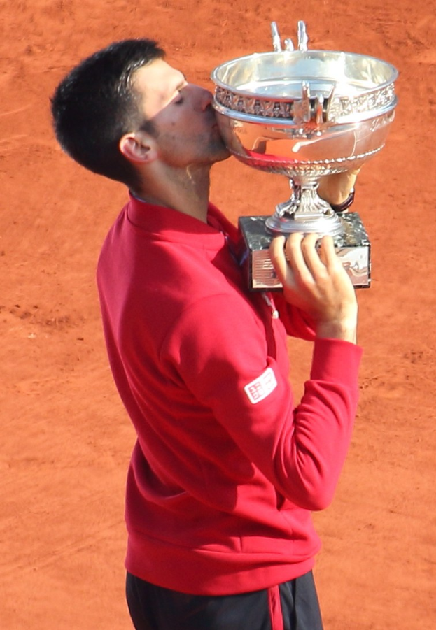 Novak Djokovic hält den Pokal von French Open und feiert nach Sieg über Rafael Nadal im Finale der Herren-Einzel.