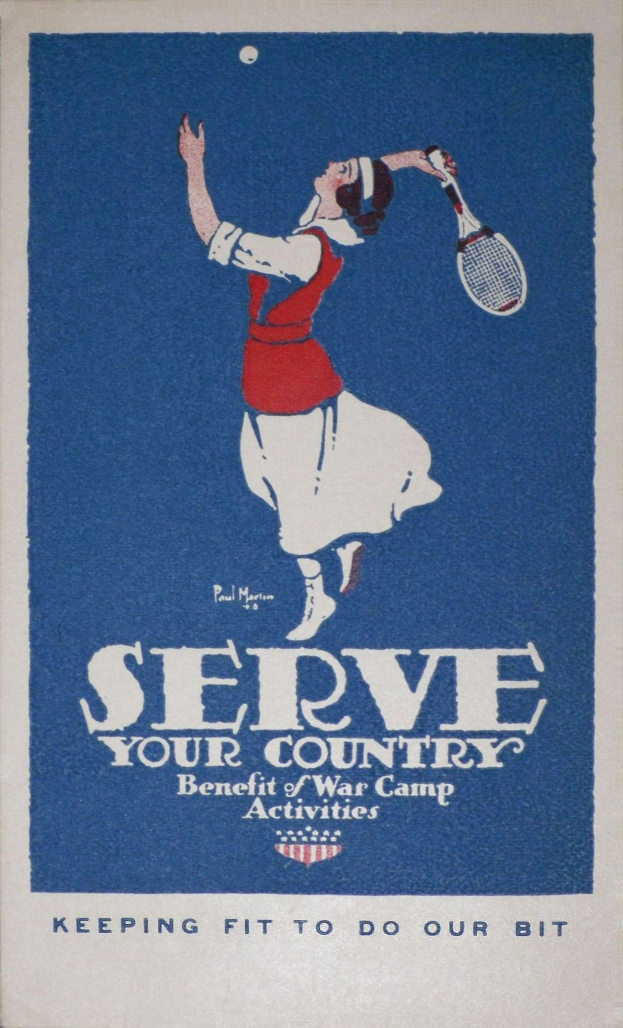 Ein Plakat mit einer Frau in weißem Hemd und blauen Shorts, die einen Tennisracket hält, mit der Aufschrift "Diene deinem Land - Nutze die Vorteile des Kriegslagers" oben drauf, vor einem hellblauen Himmel mit weißen Wolken.