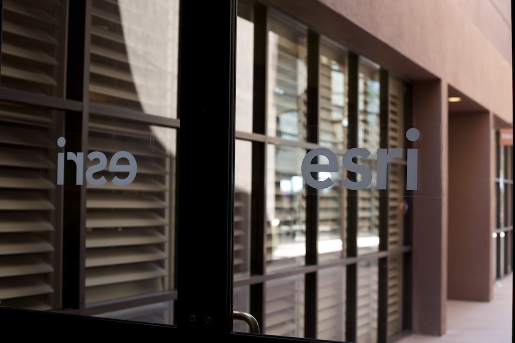 Ein Gebäude mit einer Glaswand und Text im Vordergrund.