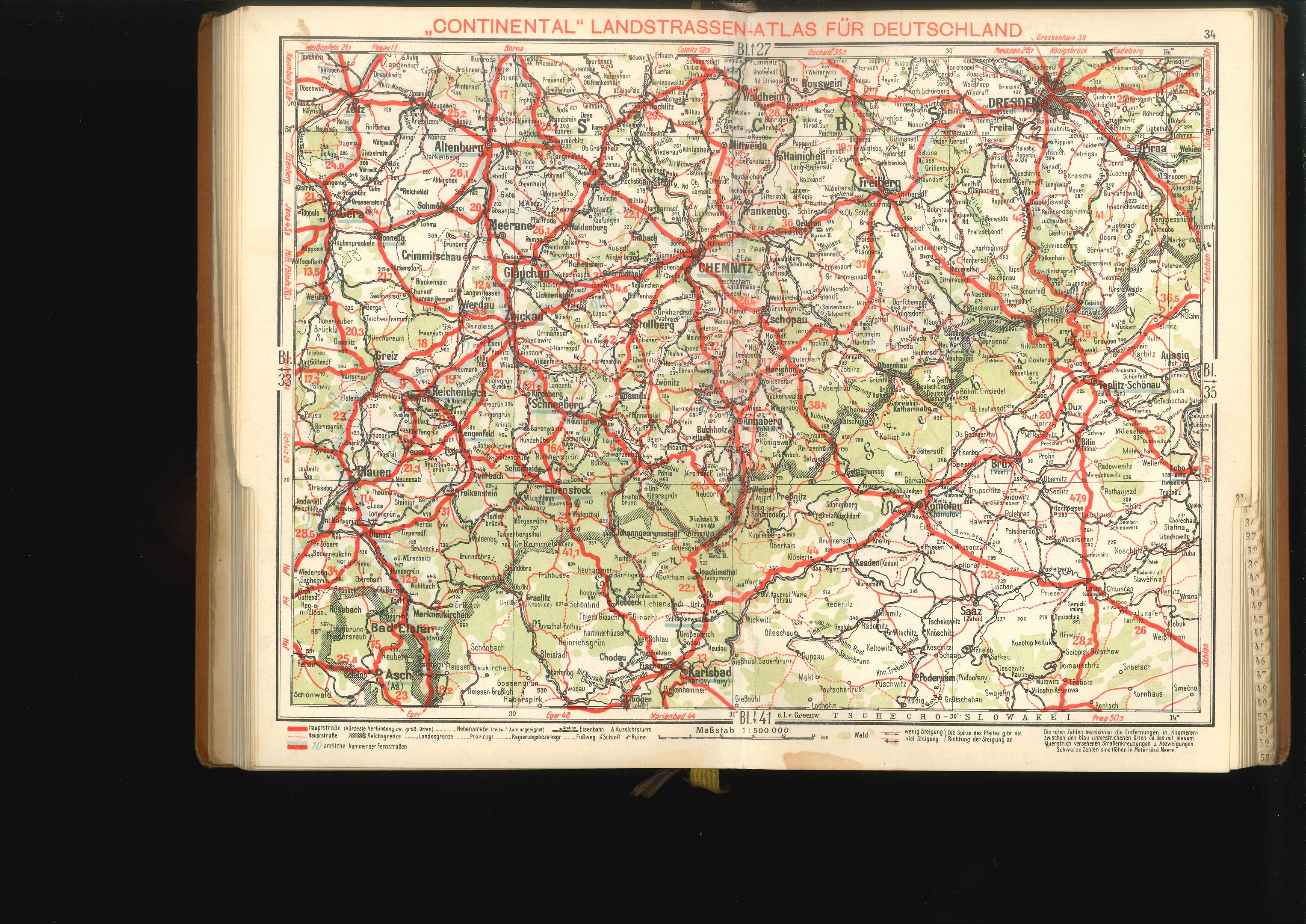 Offenes Buch mit einem detaillierten Kartenausschnitt von Deutschlands Straßen und Autobahnen auf einem schwarzen Hintergrund.