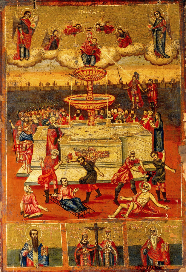 Ikonendarstellung der Christustaufe mit einer Gruppe von Menschen in traditioneller Kleidung um einen zentralen Brunnen auf einem Tisch versammelt, einige halten Gegenstände, mit Grünpflanzen und Himmel im Hintergrund.