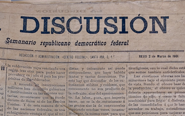 Gelblicher Zeitungsausschnitt mit schwarzer Tinte, Headline "Semanario Repúblicano Democrático Federal", mit dem Wort "Diskussion", leicht zerknittert.