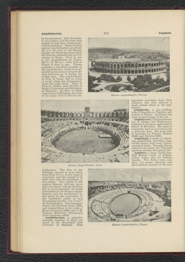 Offenes Buch mit Stadionbild und Text sowie Fotos, das die Stadionmerkmale beschreibt.