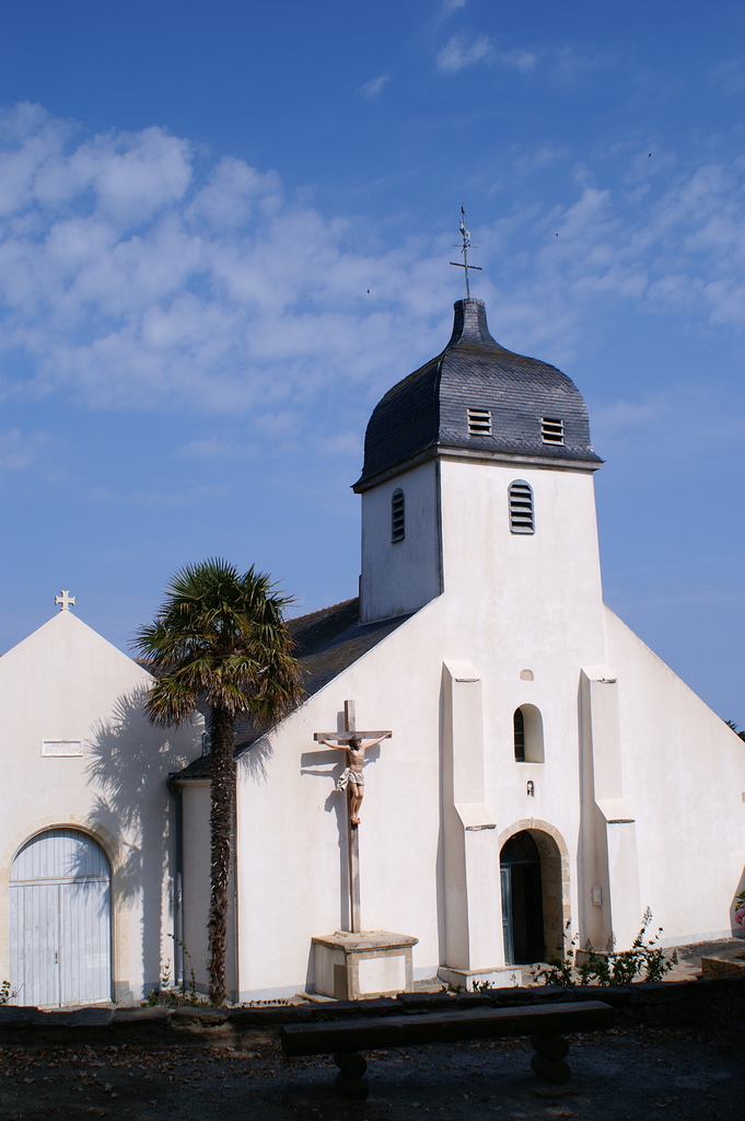 Eine Kirche ist prominent in der Bildmitte zu sehen.