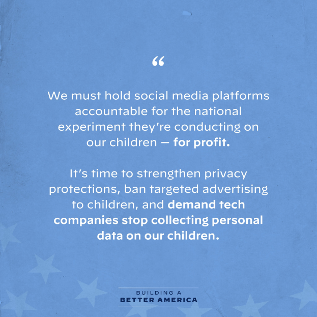 Ein Plakat mit einem Zitat aus 'Building a Better America', das besagt: 'Wir müssen Social-Media-Plattformen für das nationale Experiment zur Rechenschaft ziehen, das sie an unseren Kindern durchführen - zum Profit.'