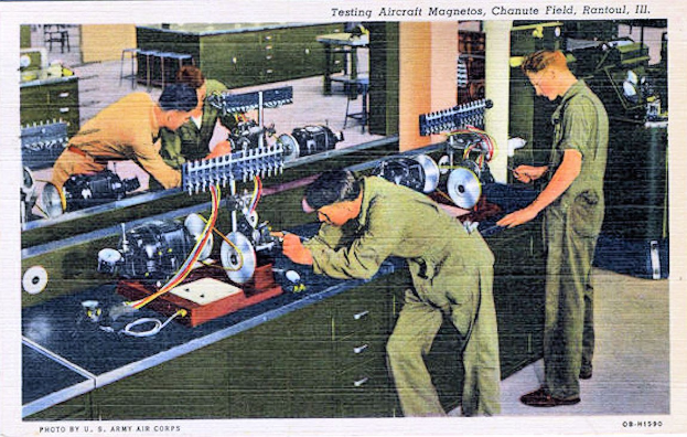 Gruppe von Männern an Maschinen in einer Fabrik, die auf dem Boden stehen und Text oben und unten im Bild haben.