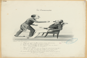 Zwei Männer, einer sitzend und einer stehend, diskutieren auf einem Papier mit Text, was auf eine formelle Umgebung hindeutet.