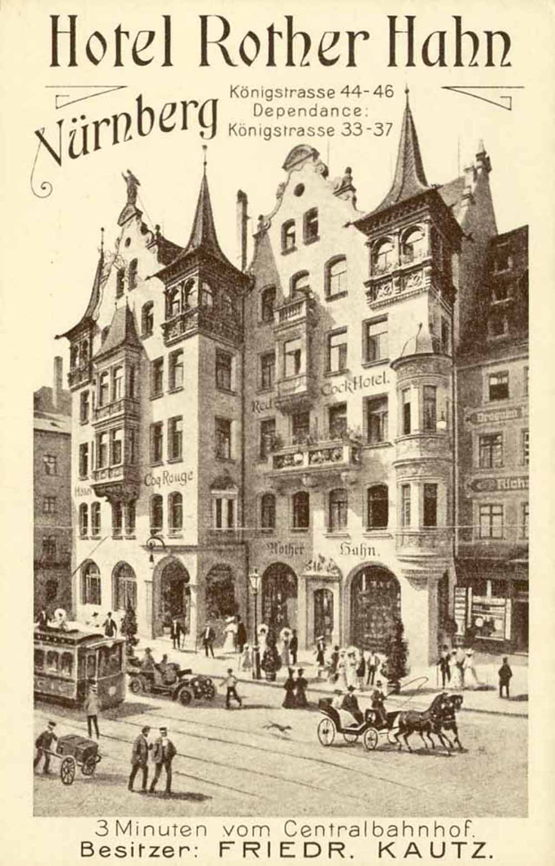 Eine alte Ansichtskarte des Hotels Rother Hahn in Nürnberg, Deutschland, die ein Gebäude mit Fenstern, eine Gruppe von Menschen, Fahrzeuge und eine Kutsche zeigt, mit Text auf der Ansichtskarte.